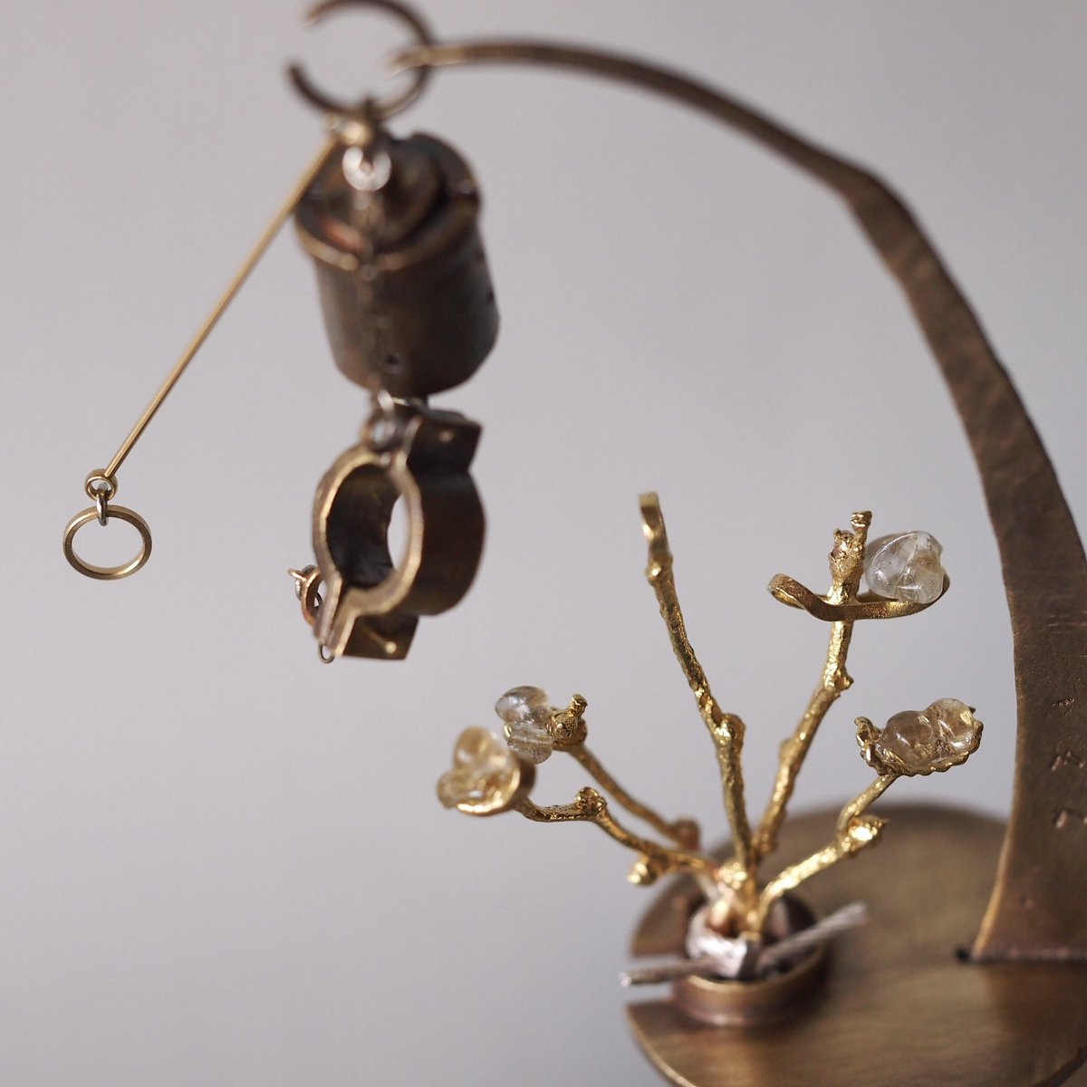 DaQuise_'s tweet image. 【新作】『果てた城にシュガーの花束』

錘の付いた足枷に繋がれたような
そんな記憶から解放されて
城に咲いていたシュガーの花束を摘む

個展【城に、ひと匙のシュガー】
Picaresque Gallery
2/25(水)-3/8(日)
　
#DaQuise_2026個展 
#城はひと匙のシュガー
#metalwork
#彫金
#金属作品