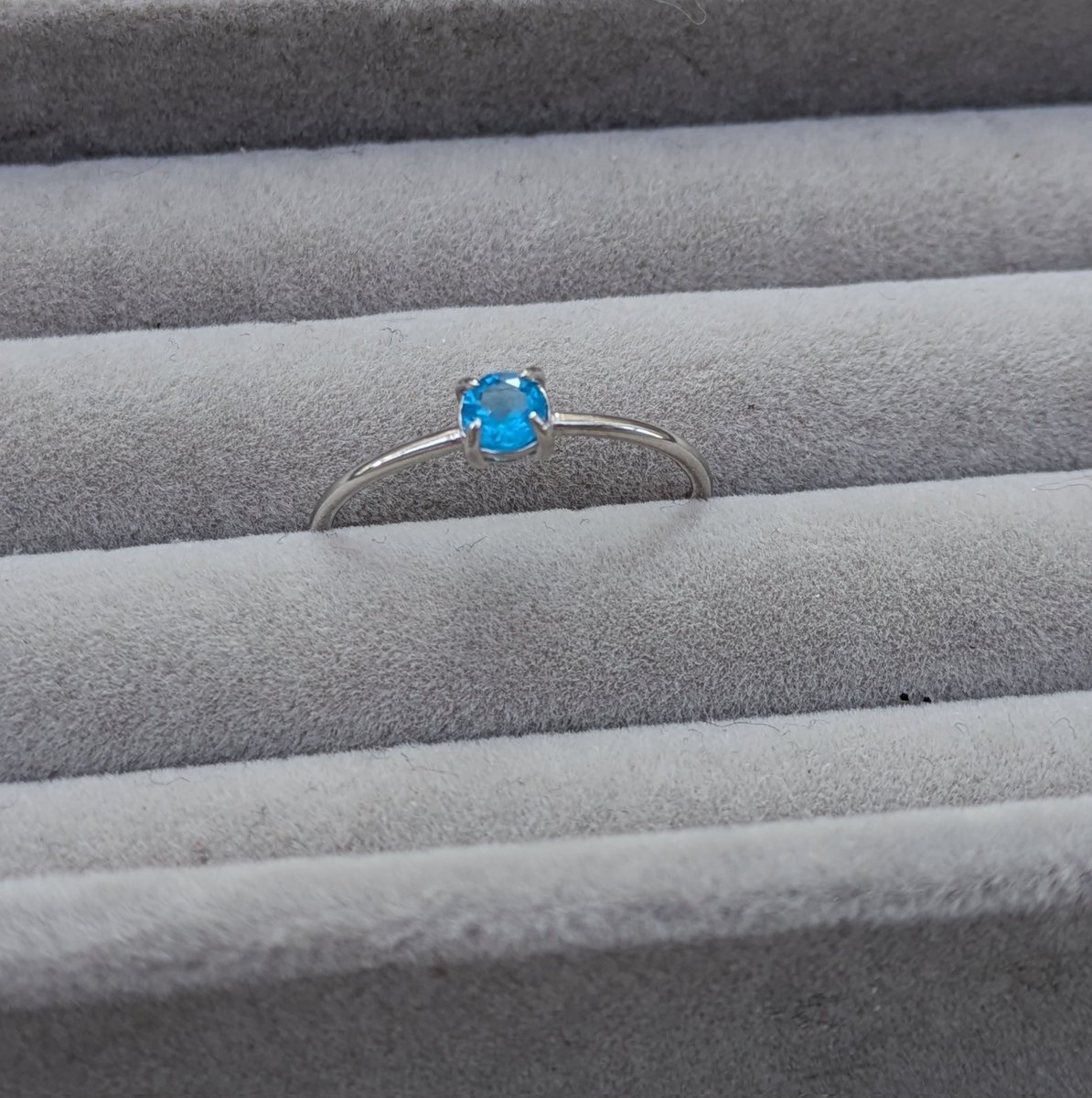 目が覚めるような水色の ネオンブルーアパタイト #天然石