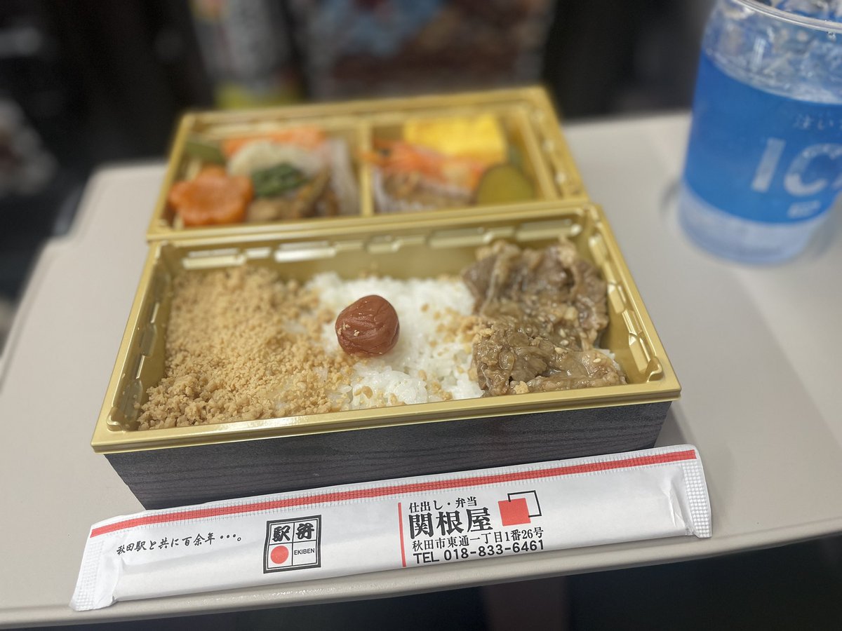 ekc57180's tweet photo. キュンパス旅いよいよ家路方向へ
一年半ぶりの東京に小一時間滞在して
別れを告げました

街が来る度に変わっていつもメガマワリマス😵‍💫

二次会場は居酒屋とき
秋田関根屋の特上サキホコレ弁当
２段重ねと
推しのこだわり酒場のレモンサワー（再

この駅弁には比内地鶏と秋田牛が入っているそうです😋 https://t.co/GZ5kH1GyPt