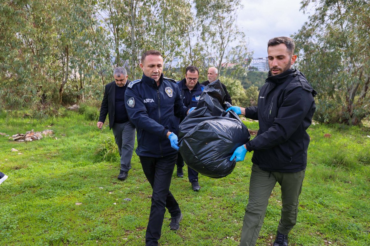 izmir's tweet photo. Şüpheli hayvan ölümleri üzerine Buca Belediyesi hızla harekete geçti. Buca Belediye Başkanı Görkem Duman, vahşeti gerçekleştirenlerin tespiti ve en ağır cezayı alması için sürecin sonuna kadar takipçisi olacaklarını vurguladı. https://t.co/HPLziDMFAe