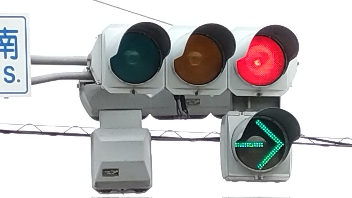 この交差点の車両用信号の多くは、日本信号の分割型ブツブツレンズで