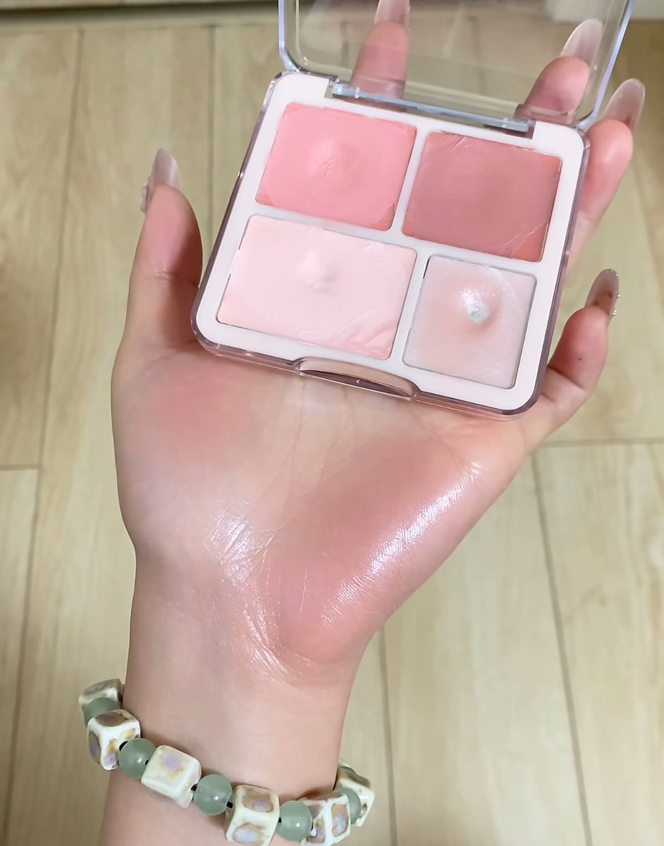 noirjlint's tweet photo. pipi auto seger! blush yang warnanya super halus dan nyatu ke kulit.

pink-nya dapet, glowing beningnya dapet. Beneran definisi blush yang gak 'berisik' tapi cakep pol https://t.co/KRj4GuysOi