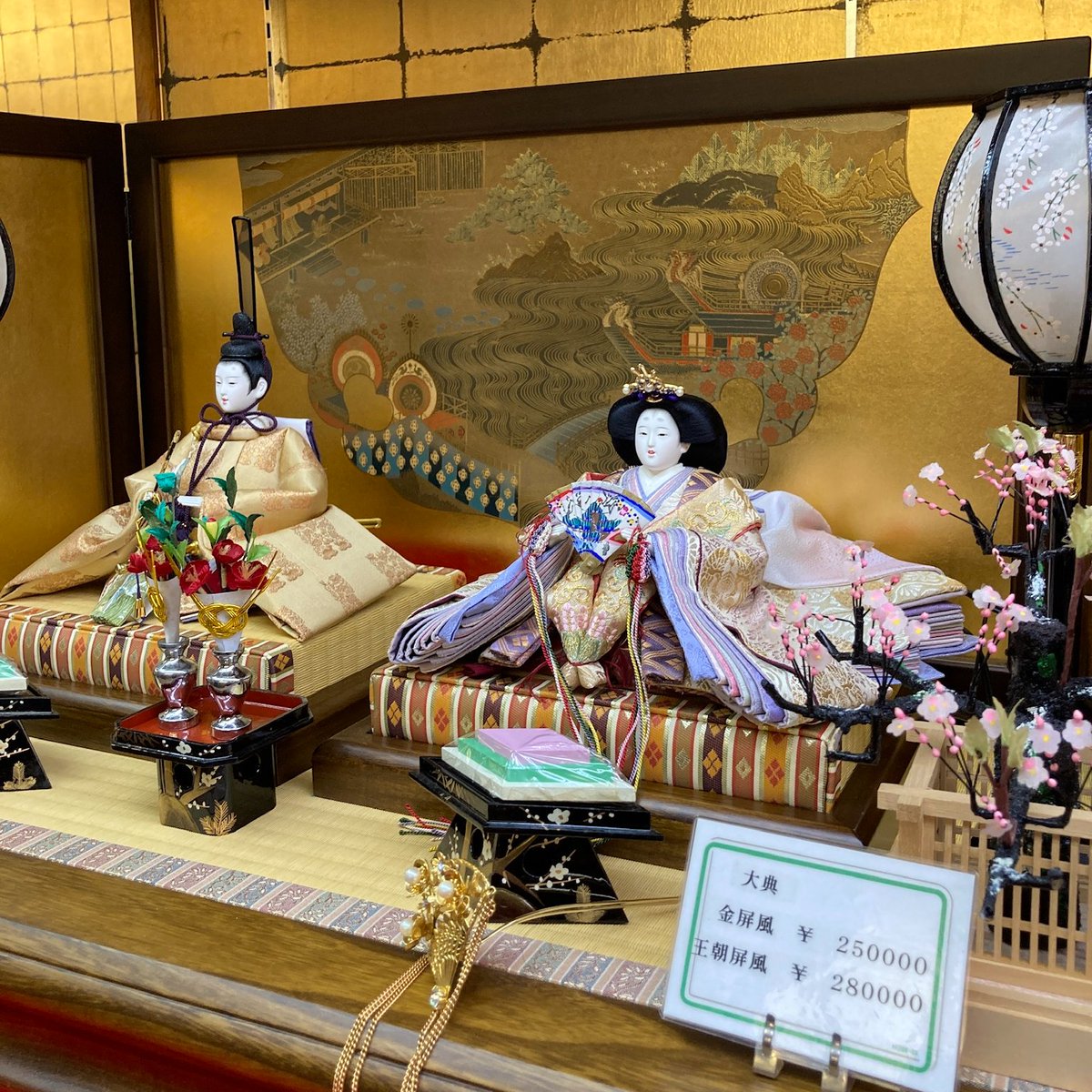 親王雛 大典（ふつうサイズ） 25万（写真の金屏風） 28万（王朝屏風の