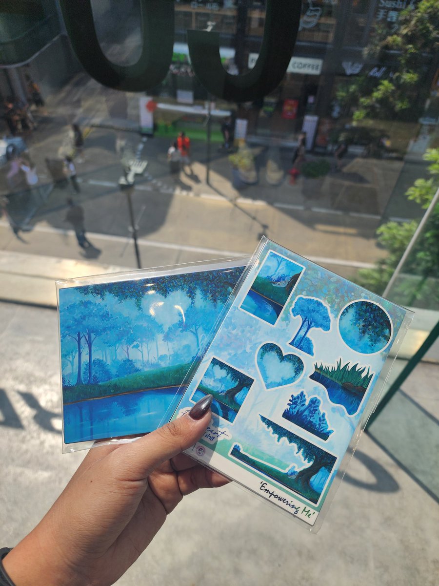 ทุกคนมาดูงานแสดงแรกของปีของผมม ประทับใจคนเยอะมากก เป็นภาพวาดที่ได้แรงบันดาลใจมาจากน้องที่เป็นผู้พิการทางใบหน้าและกะโหลกศีรษะ ขอบคุณทางกลัฟที่ชวนมาแสดงงานด้วยนะคะ งานแสดงมีถึงวันที่ 26 นี้เข้าชมฟรี ไปดูงานถ่ายรูปเล่นกันได้ฮ่ะ🩵