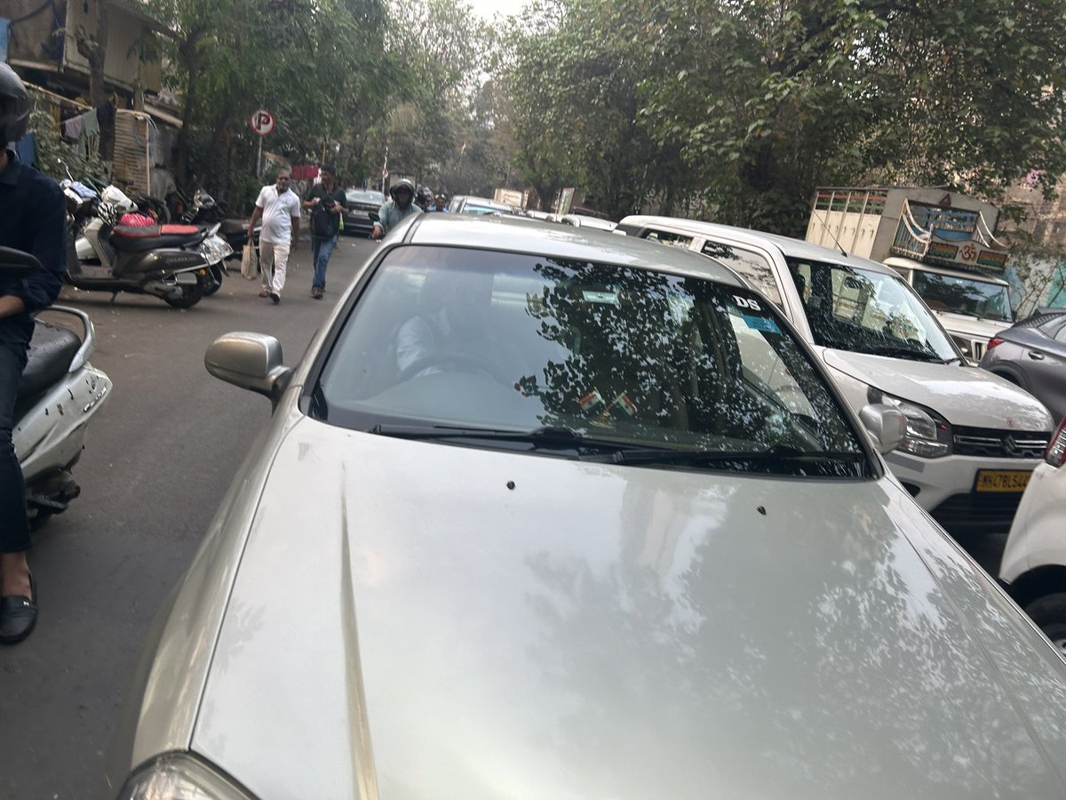 CAPratikKarpe's tweet photo. This car has police written on its backside and has taken wrong side blocked complete road near Dadar Plaza on J K Sawant Road . Not ready to move aside 
 @MumbaiPolice @CPMumbaiPolice @MTPHereToHelp https://t.co/UbyZTGUNdq