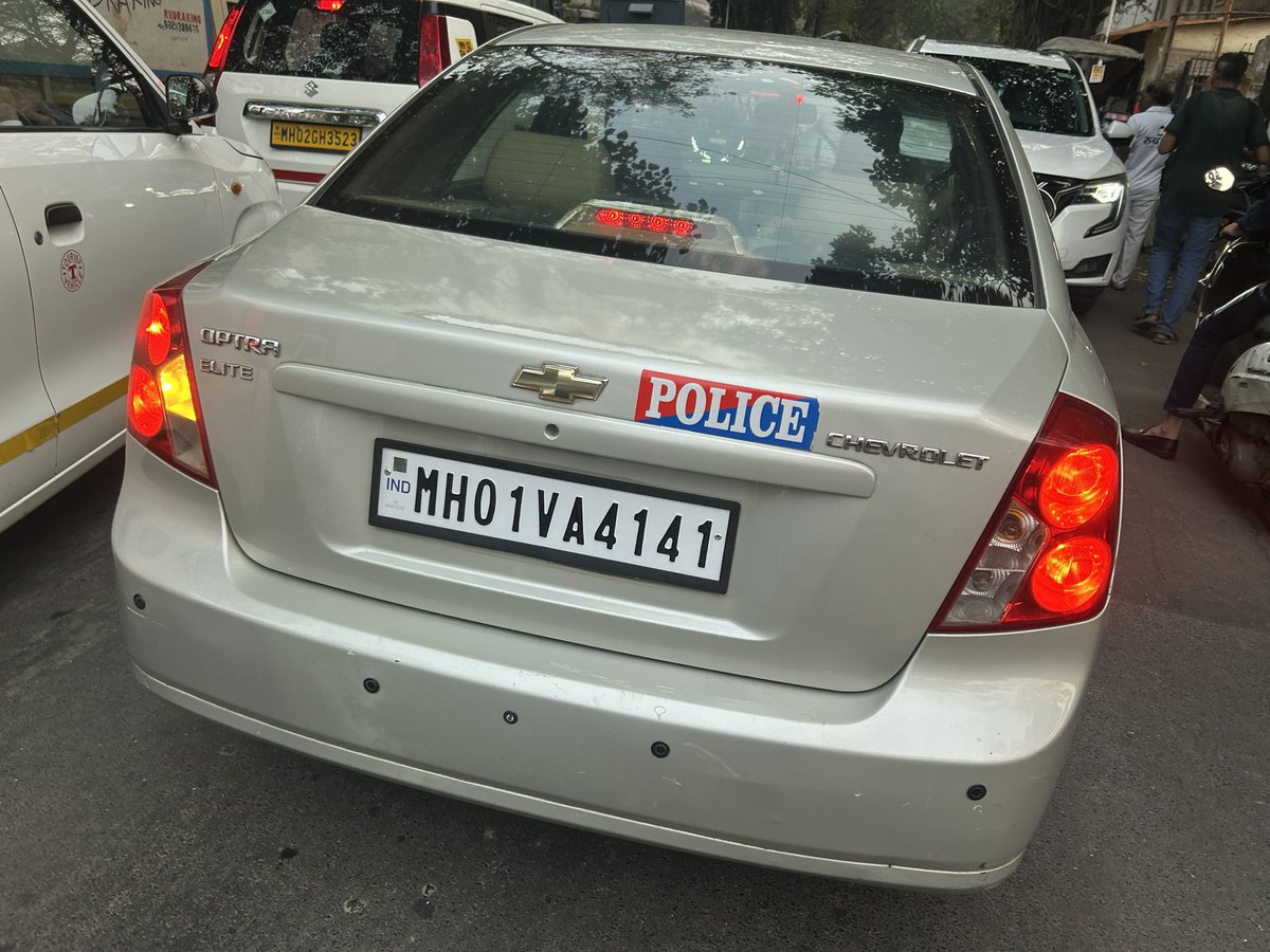 CAPratikKarpe's tweet photo. This car has police written on its backside and has taken wrong side blocked complete road near Dadar Plaza on J K Sawant Road . Not ready to move aside 
 @MumbaiPolice @CPMumbaiPolice @MTPHereToHelp https://t.co/UbyZTGUNdq