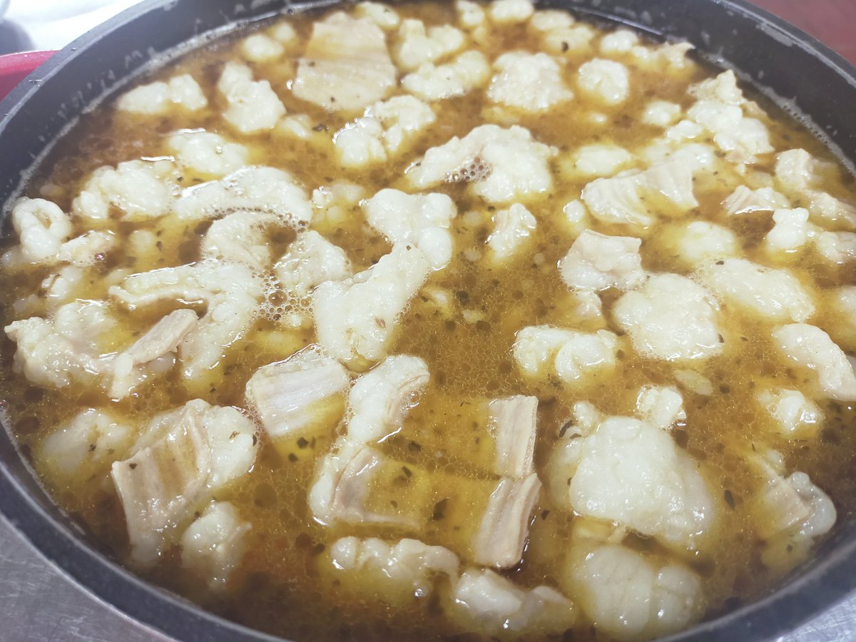 本日は雪が降って寒いので特別に牛もつとピュアホワイトのカレースープを作りましたよ😀仕上げのスパイスと小ネギを入れたら完成です🤞ピュアホワイトは甘さ際立つとうもろこしでカレーの辛さをマイルドにしてくれます。日替わりメニューがあるホテルはなかなか珍しいかもしれませんがそれが私流🌈
