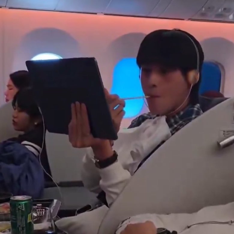 สกายใช้แท็บเล็ตรุ่นอะไร ป้านึกว่าแบกทีวีขึ้นเครื่อง