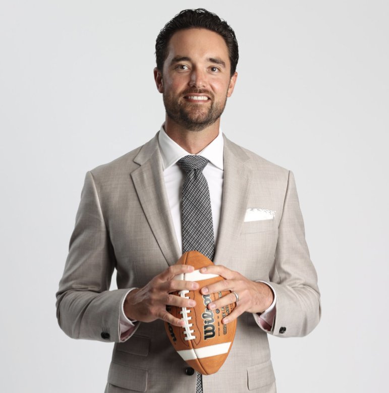 ESPN returns pretty much all of its #UFL broadcast booths from last year including <a href="/JoeTessESPN/">Joe Tessitore</a>, Jordan Rodgers, Cole Cubelic, &amp; more. 

As well as some newcomers like former #NFL QB Brock Osweiler 👀
