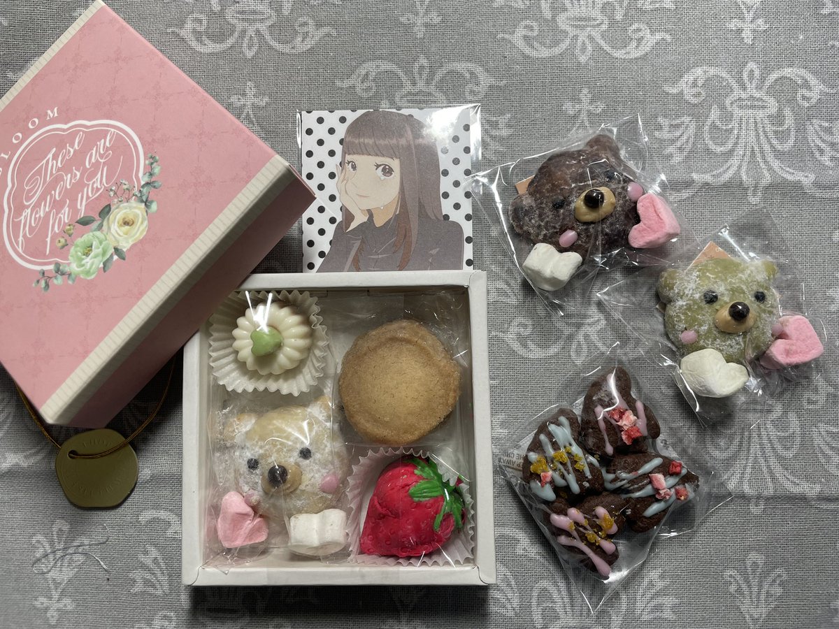 nakukoさんからいただいたお菓子…かわいい😦思わず並べて記念撮影📸
可愛いー食べれなーい🥰といいつつパクパク食べるんやろな🙄
#Nakuko