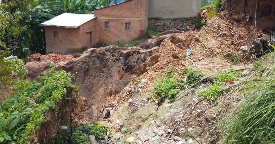 MagazineJimbere's tweet image. 🛣️ La circulation sur la #RN10, axe #Mabayi–#Kayanza, pourrait être interrompue en raison des glissements de terrain qui atteignent progressivement la base de l’infrastructure routière. Faute d’une intervention rapide, les pluies persistantes continuent de fragiliser la route

🏚️