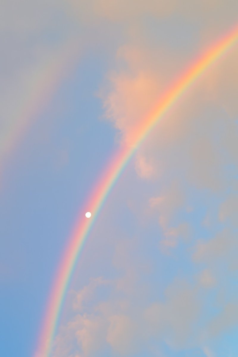 artindetails's tweet image. the moon perfectly framed by a rainbow.