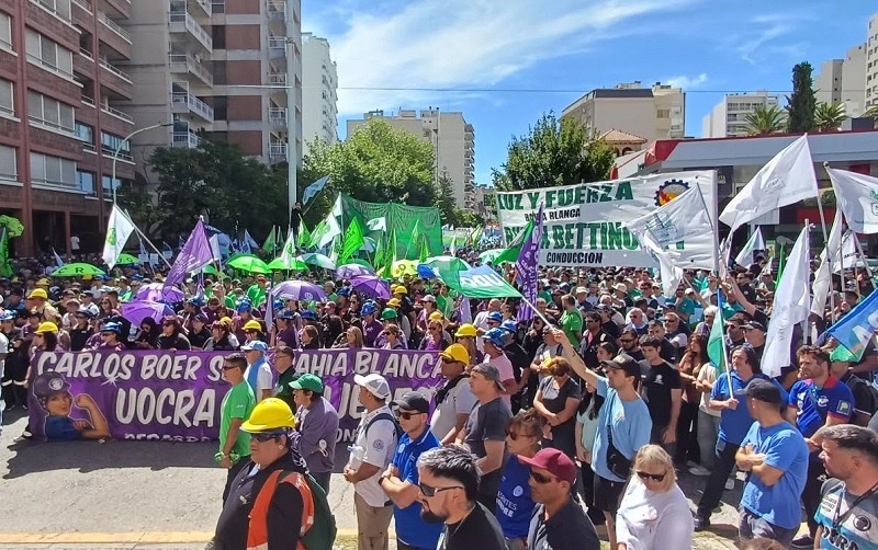 [NOTA] 🪧 Sectores sindicales, políticos y organizaciones sociales se movilizan hoy en Plaza Rivadavia contra la reforma laboral.

🗣️ César García: “Se está llevando adelante un industricidio en la Argentina, y creemos que es necesario sumarnos al paro de manera activa”.

✍️