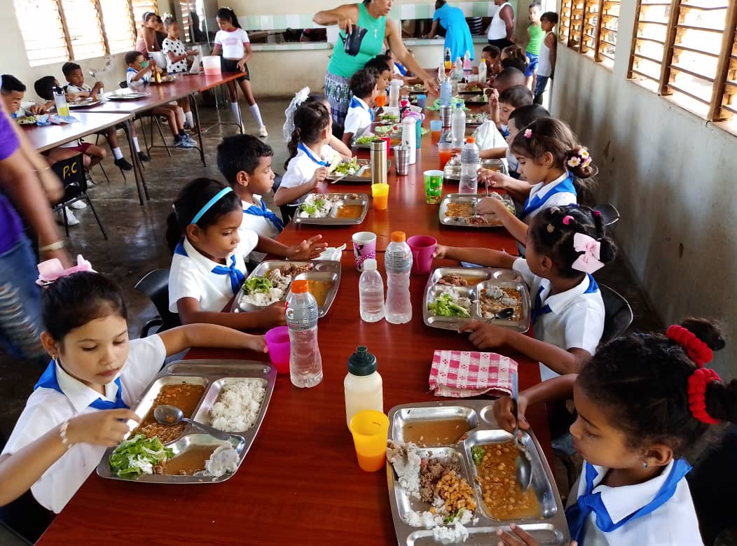 Hoy los educandos del seminternado Ciro Frías Cabrera disfrutan de un almuerzo diferente