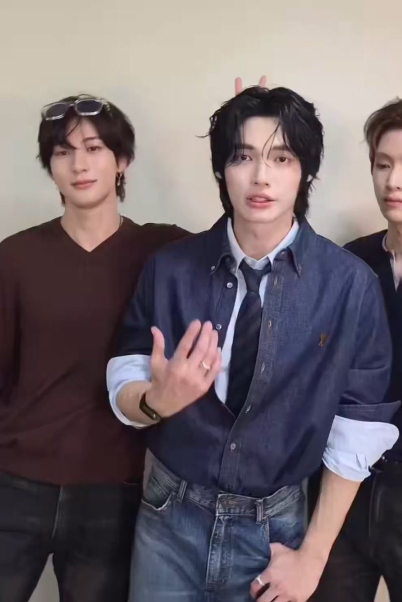 น้องแอนตันใส่หูกระต่ายให้พี่วิน น่ารักกกกกกก

#Winmetawin
#RIIZE