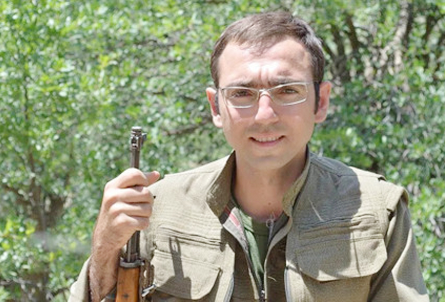 Cihat Dursun(Nurhak)
Boğaziçi Üniversitesinden dağlara, dağlardan şehir direnişlerine...
"sarayburnu aile çaybahçesindeki bir güz öğlesi
sen ben ve adını bile bilmediğimiz bir istanbul
oturmuş konuşuyoruz her şeyden
senin ellerin masanın üstünde
uzun bir koşuya hazırlanıyor"