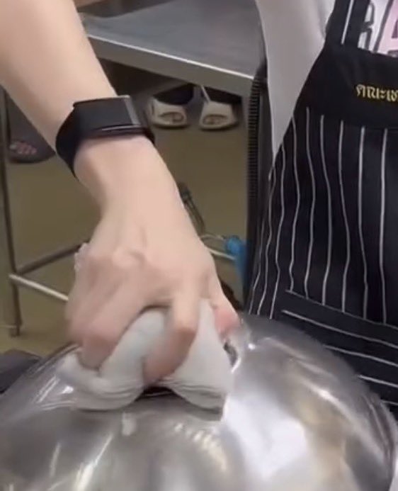 Her hands ahhhh so attractive somehow😭
#supassra_sp