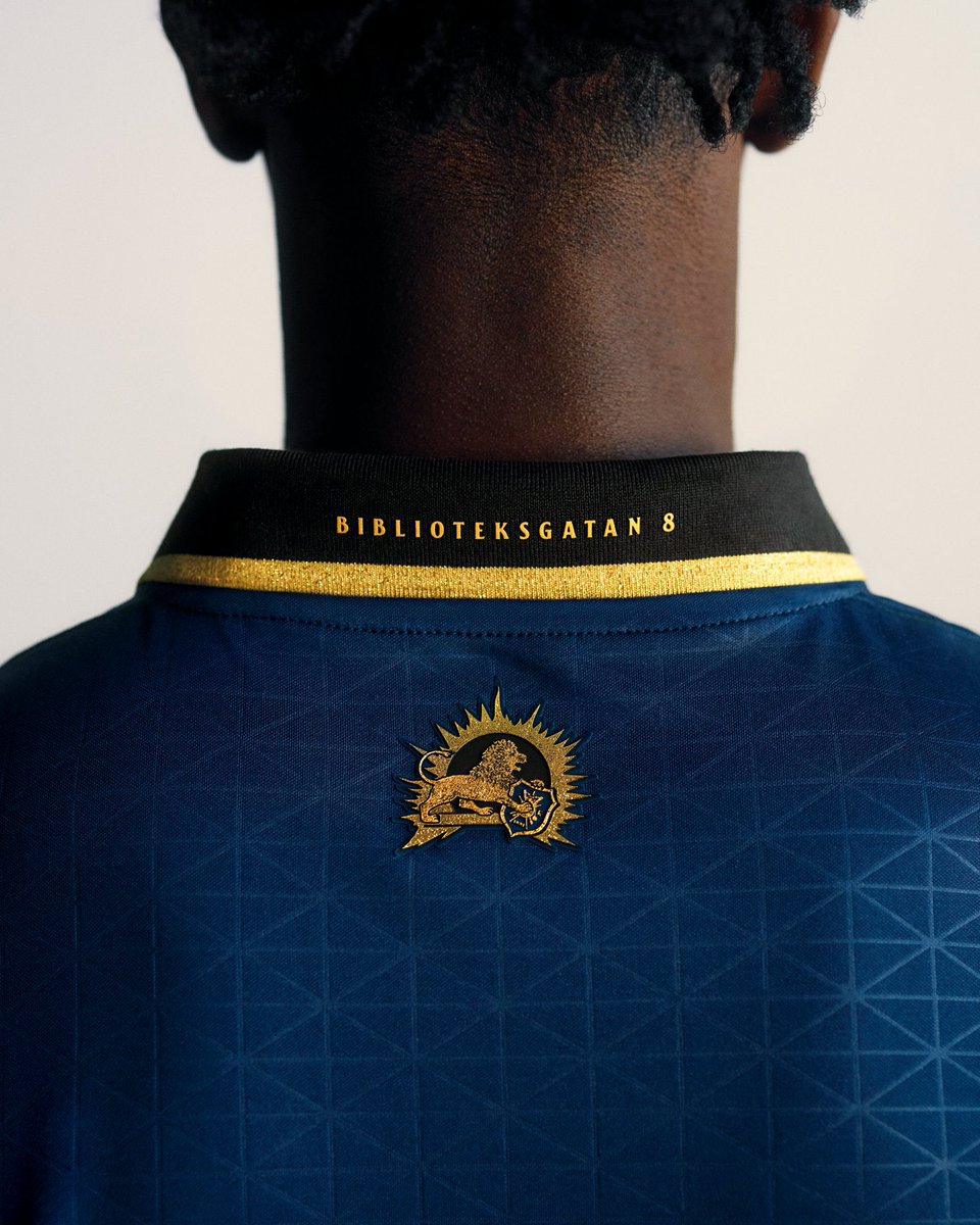 🇸🇪 Encore un petit bijou du côté de l'AIK ! ⚫️🟡

Pour ses 135 ans, le club de Solna sort un nouveau maillot de coupe 🏆 en édition limitée !

On retrouve les couleurs originelles du club pour une tunique présentée dans une boîte en forme de livre 📚, référence à la