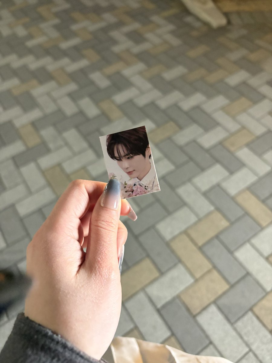 yu02_05's tweet photo. フォトカラビナのハンビン写真落とした人いませんか？？
23時半まで横浜駅います https://t.co/WXK5Q0beht
