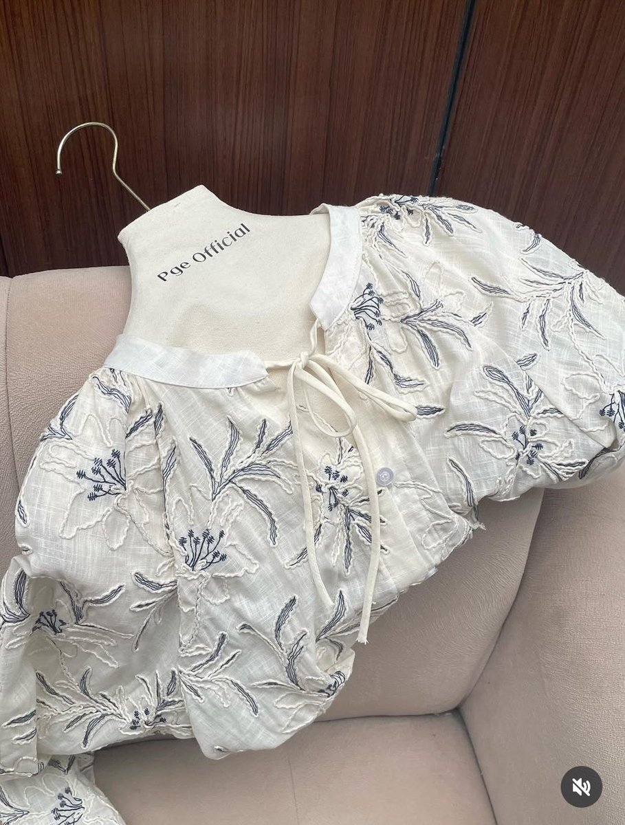 ReiisKirei's tweet photo. cute blouse 

a thread https://t.co/lGzxL0UGum