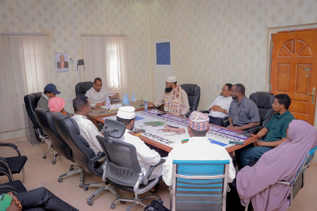 puntlandstatetv's tweet photo. #sawiro: Magaalada Qardho ayaa maanta Waxaa gaaray wafti ka kooban Wasiiro iyo Masuuliyiin ka tirsan Guddiga Gurmadka Abaaraha Puntland. https://t.co/6QsBBGL9sA