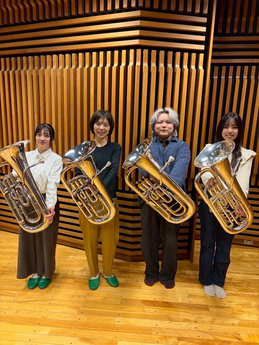 su_euphtuba's tweet photo. バリチューコンまで残り4️⃣日になりました‼️
今日はフィガロCチームの紹介です🌟

私たちは歌劇「フィガロの結婚」より4曲を、ユーフォ4重奏でお届けします✨
日頃よりご指導いただいている鎌田先生にもご参加いただくため、聴きごたえのあるアンサンブルになっていると思います🕊 https://t.co/VTzZ4FSU8X