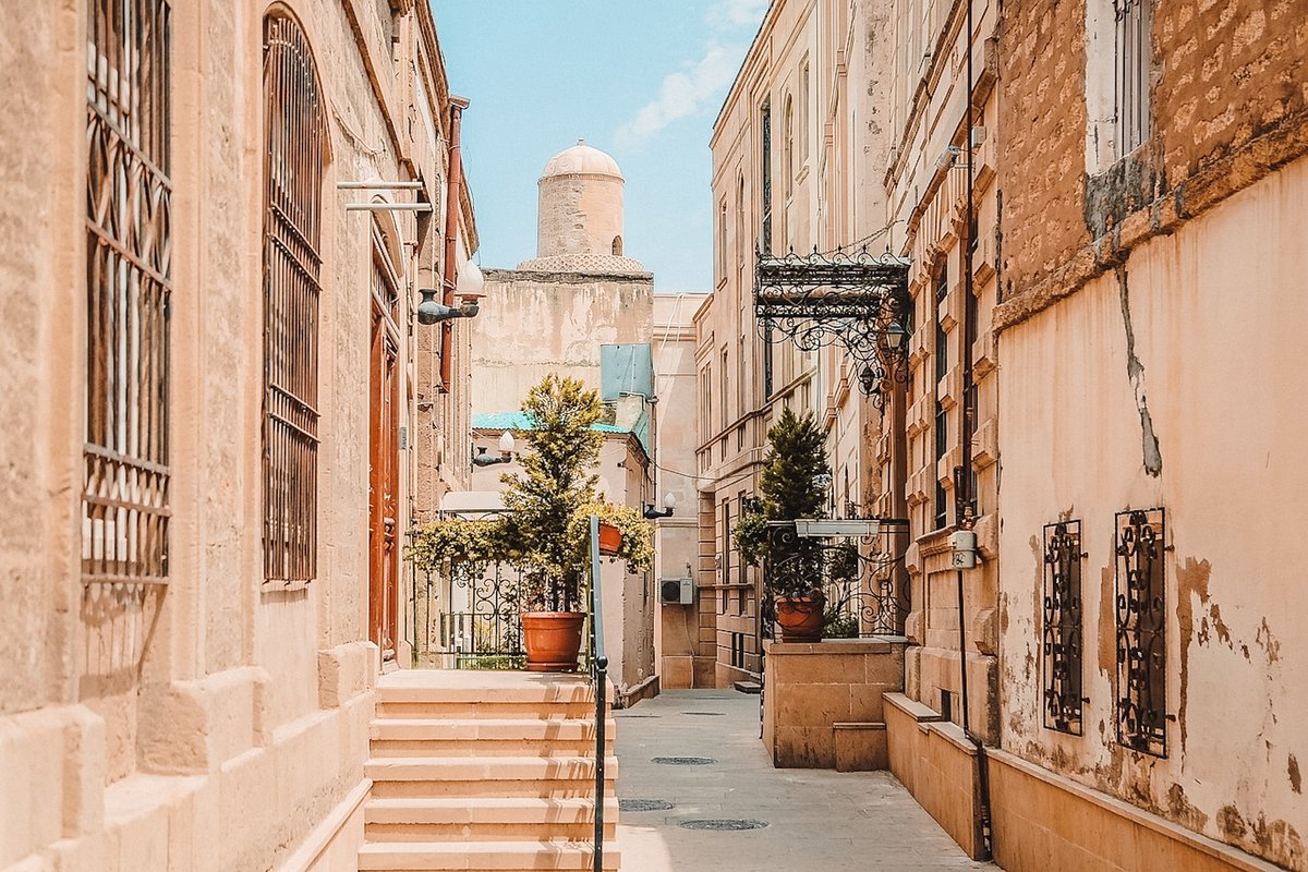 Baku 🇦🇿 is known as the “City of Winds” 🌬️ strong breezes from the Caspian Sea have shaped the city’s nickname for centuries! 

Hop on a bike and feel the breeze while exploring #Baku’s highlights! 🚲 #bajabikes #biketour

bajabikes.eu/en/baku-bike-t…