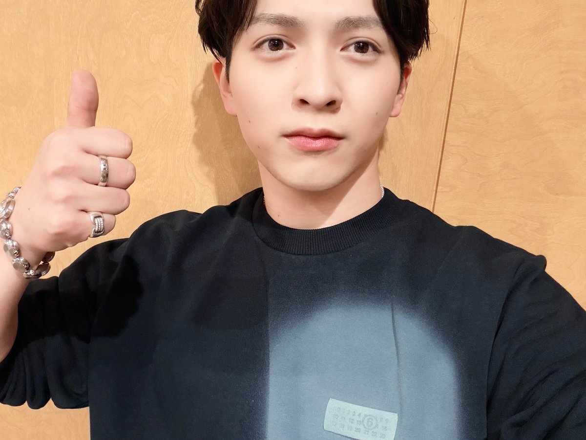milk_info's tweet photo. M!LK #吉田仁人 の #レコメン！ 
今夜も3時間生放送スタートです🎉

今日のメールテーマは… 
『今まで黙っていました！』🤫

みなさまからのメールお待ちしております💌
ぜひ、最後までお聴きください！
#文化放送 #MILK 
@reco_thursday https://t.co/E67K8B735N