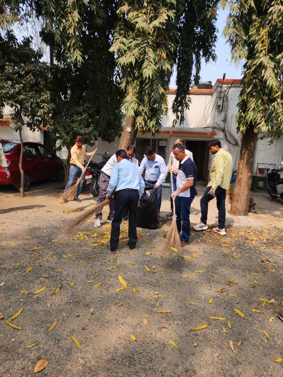 FoodBaroda's tweet photo. मंडल कार्यालय बड़ौदा में स्वच्छता पखवाड़ा 2026 के अंतर्गत दिनांक 18.02.2026 को अधिकारियों एवं कर्मचारियों द्वारा कार्यालय परिसर में सामूहिक स्वच्छता अभियान चलाया गया। 
#SwachhtaPakhwada2026 #स्वच्छता_अभियान https://t.co/5Xsh5L77Qc