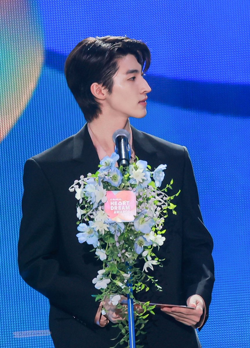 ตอนฮีได้เชิญไปประกาศรางวัลที่เกาหลีคือหล่อมากกกกยัยเกาหลีอึ้ง พอทำงานเสร็จฮีนั่งดูศลปอื่นต่อในงาน ชีเกาหลีสะกิดหลังขอลายเซ็นละกรี๊ดอยุ่นั่น55555555555