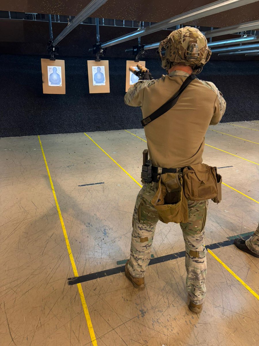 UKMCCMiddleEast's tweet photo. Taking aim! 🎯

Our @4SCOTS_Main Force Protection Team joined @42_commando on the indoor range for some friendly marksmanship rivalry: sharpening skills, swapping tips and perfecting their aim.

Nothing wrong with a little competitive spirit! 🇬🇧

#OpKipion https://t.co/qugPRkZTwH