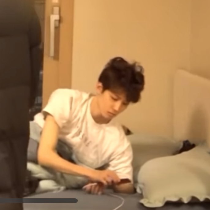 원우 라는남자 본인 방에 컴퓨터 때려넣고 PC방 구축하느라 거실에 침대 두고 살앗던 시절도 있었더랬지