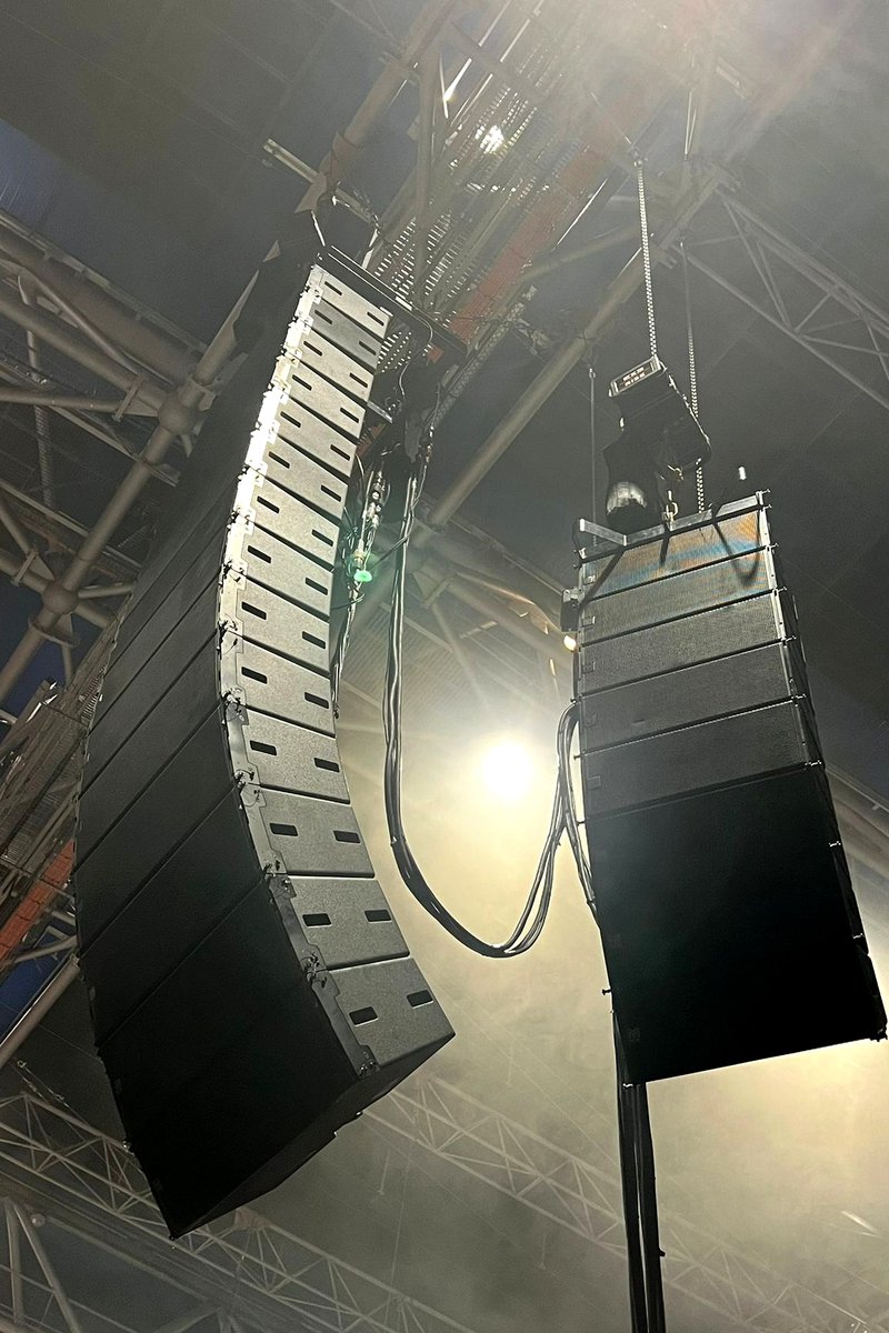 MartinAudioLtd's tweet photo. Back to the @idlesband 2024 EU arena tour, Wavefront Precision became the system of choice for scalable, predictable coverage night after night. 

Explore the tour set up: https://t.co/8bBe1o9mwE

 #MartinAudio #MartinAudioLondon #UniteYourAudience https://t.co/bVwCpQ4ZPu