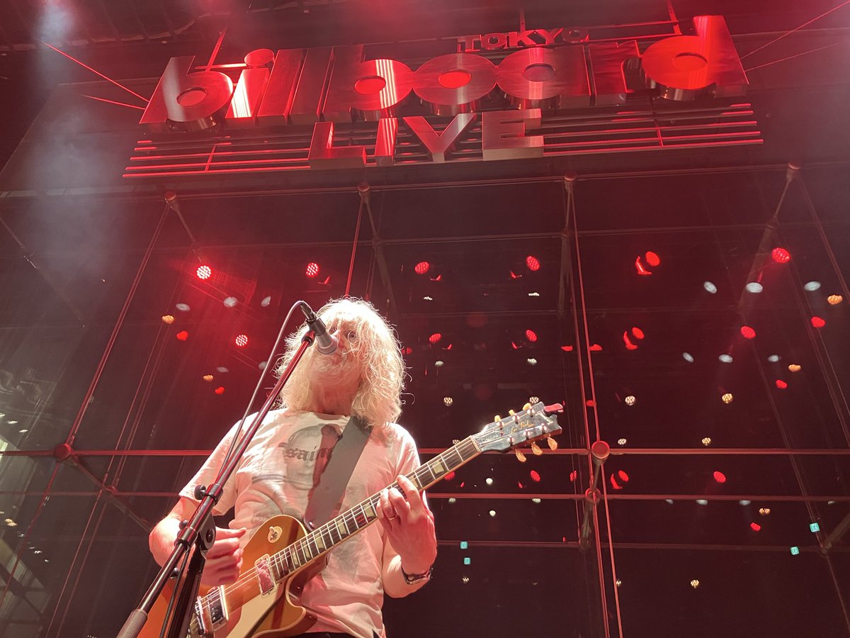 ビルボード・ライブ東京にてマーティン・マクアルーンのライブ。

youtube.com/watch?v=07RoD2…

プリファブ・スプラウトの曲をライブで聞いたことは無いので、足を運びました。

傑作「スティーブ・マックウィーン」の楽曲をはじめ数々の名曲を弾き語りで聞かせてくれました。

やっぱ、メロディが最高✨