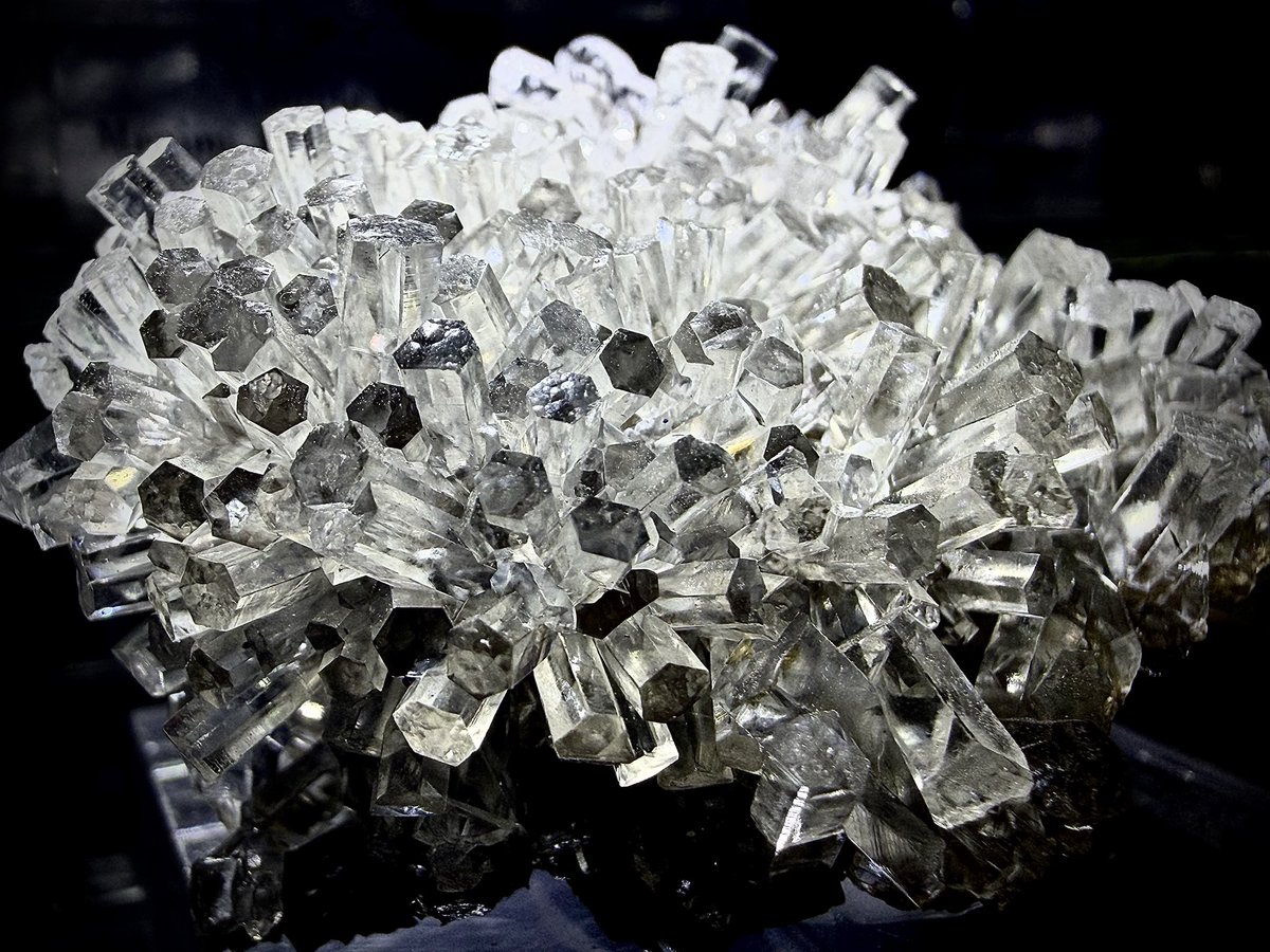 これでもかってくらい 六角柱状の結晶が押し寄せる キラッキラで