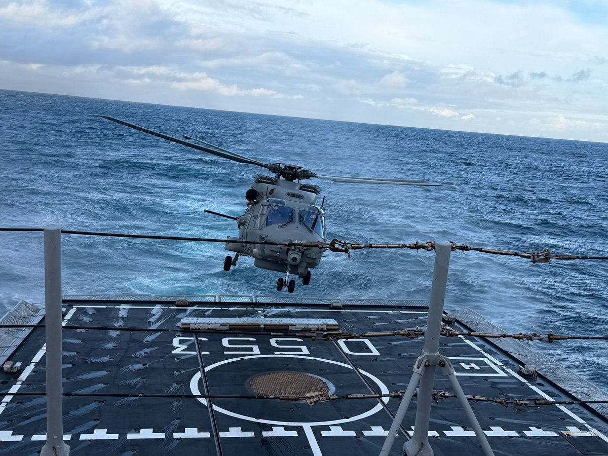 ItalianNavy's tweet image. L’elicottero SH-90, imbarcato a bordo del Cacciatorpediniere Lanciamissili #AndreaDoria, impegnato in Nord Europa nell’ambito del deployment del Littoral Expeditionary Group (#LEG), si addestra all’esecuzione delle procedure legate all’evacuazione medica di emergenza (#MEDEVAC).