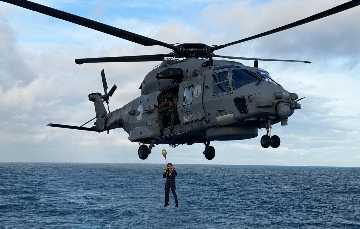ItalianNavy's tweet image. L’elicottero SH-90, imbarcato a bordo del Cacciatorpediniere Lanciamissili #AndreaDoria, impegnato in Nord Europa nell’ambito del deployment del Littoral Expeditionary Group (#LEG), si addestra all’esecuzione delle procedure legate all’evacuazione medica di emergenza (#MEDEVAC).