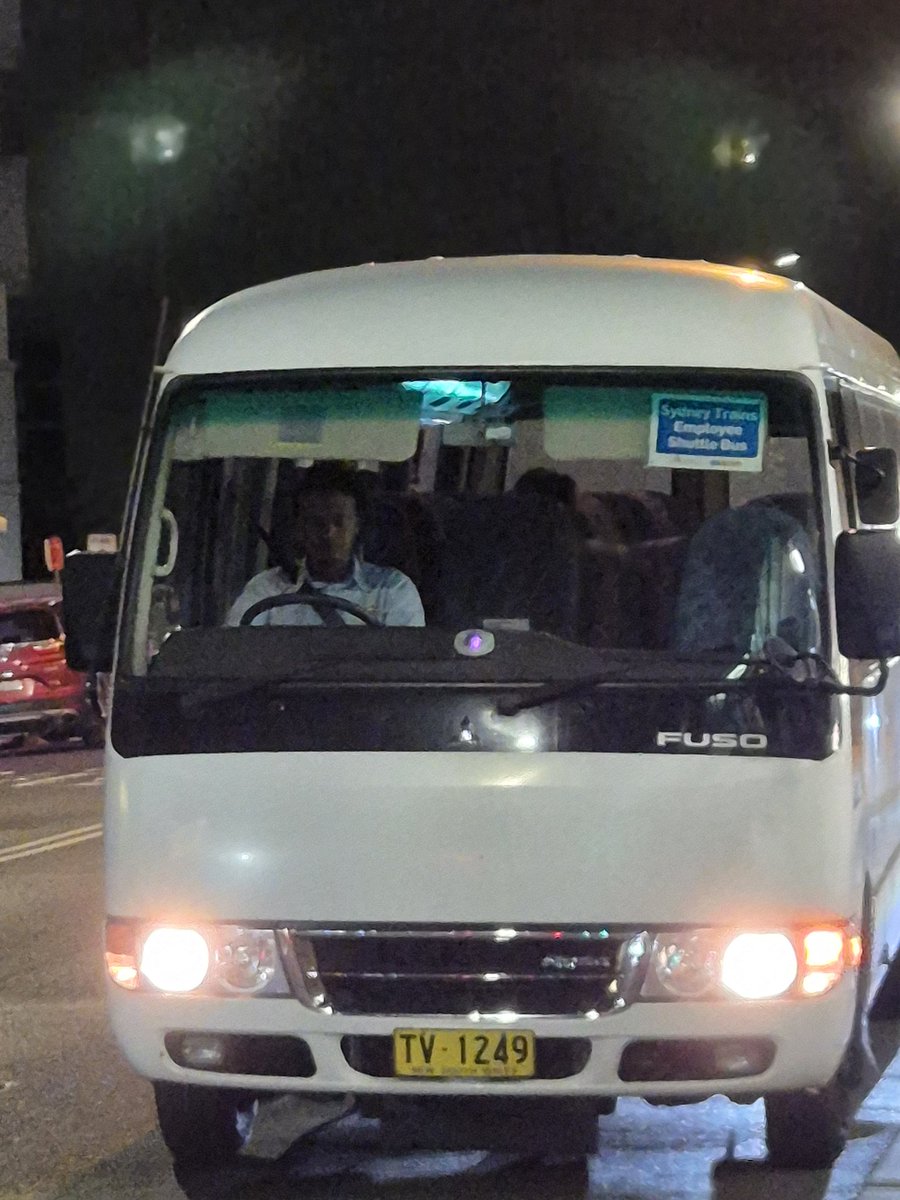 suplexmyduplex's tweet photo. @TrainsInfo @T1SydneyTrains @T5SydneyTrains @TrainLinkWest Hey super cool you send a shuttle bus for one staff member while thousands of people are crammed on platforms with no idea where to go and no announcements from staff. Hope they get home safe! https://t.co/na7vtxMdSY