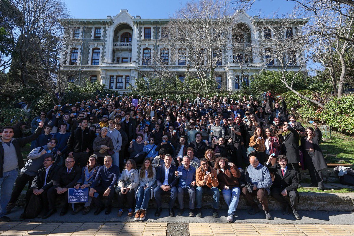 ozgurcelik1919's tweet photo. Genel Başkanımız Özgür Özel ile birlikte haklarını savunan Boğaziçililerle buluştuk.

Sahtelik yoktu. Polis ablukası yoktu. Gerginlik yoktu.

Huzur, neşe ve umut vardı.

Boğaziçi Üniversitesi akademisyenleriyle, öğrencileriyle ve onurlu duruşuyla güzel. https://t.co/c7C3KnDL0E