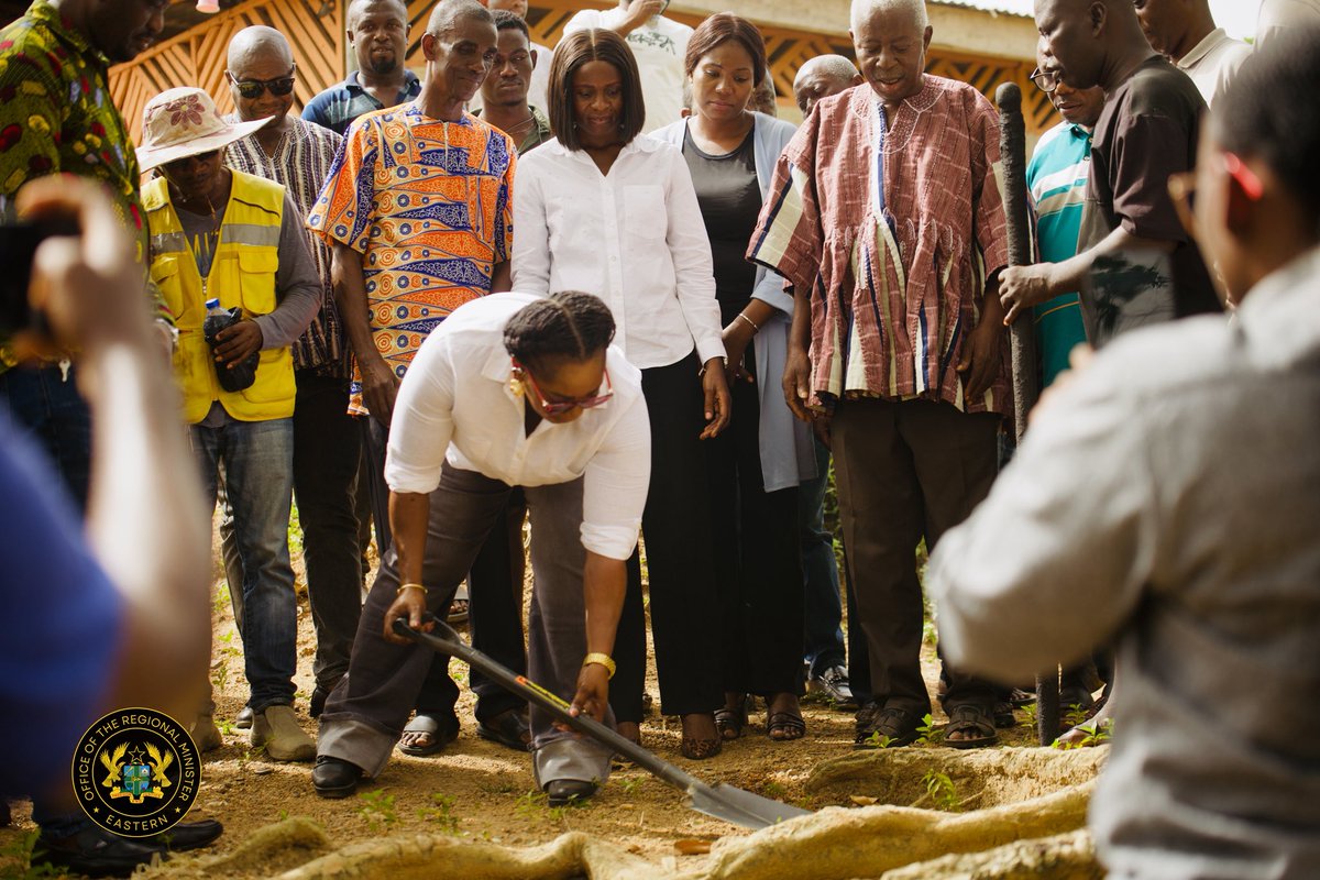 We acknowledge the concerns raised regarding safe access across the River Ayensu at Asuokaw in the Upper West Akim Municipality.

I wish to inform the public that yesterday, a pedestrian bridge over the River Ayensu at Asuokaw was officially handed over for construction to