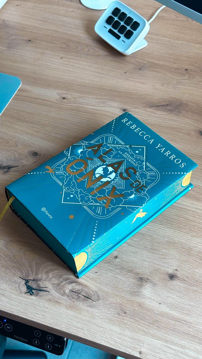 Hace un par de meses retomé la lectura después de muchos años. Así que abro la veda, porque estoy muy verde en este tema…

Recomendadme libros de fantasía (con romance) que debería leer sí o sí, porfa 🫰🏼✨

Oficialmente he terminado Alas de Ónix y siento que me falta el aire.