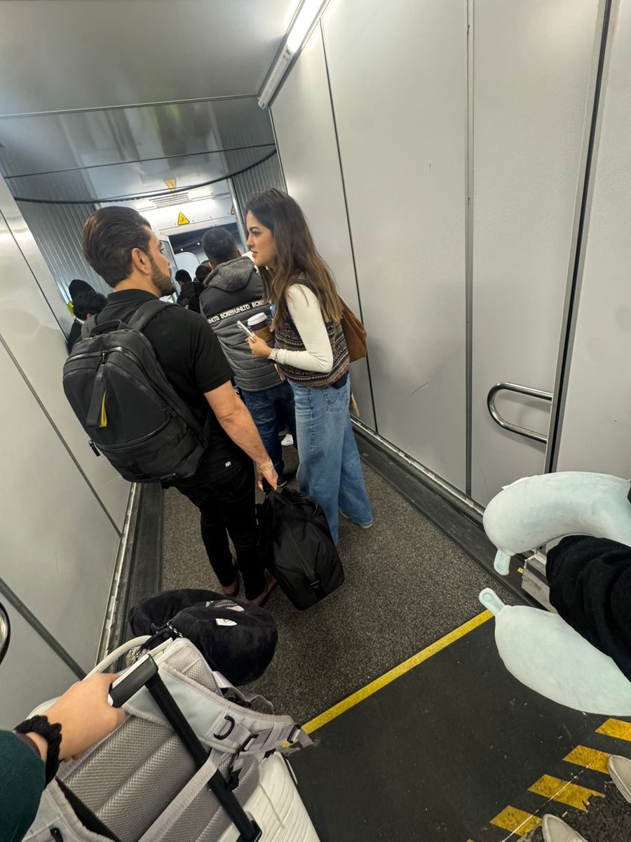 omartece's tweet photo. @ClickDgo @AndreaChavezTre @VeroTeigeiro @LuisCardenasMx @SimonLevyMx @macariomx @ramonalberto @Isabella_Rojss @13_iracheta @PamCerdeira Aquí la Chávez en el aeropuerto de Boston hace 1 mes. ¿Alguien sabe quién es el acompañante? https://t.co/42KCQjzTXX