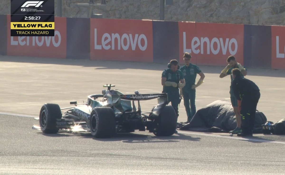 alomgc14's tweet photo. Esto es rarísimo.

Nunca habíamos visto que unos mecánicos de un equipo tengan que acudir a la pista con guantes para tratar el coche. https://t.co/zcvJt2xUIV