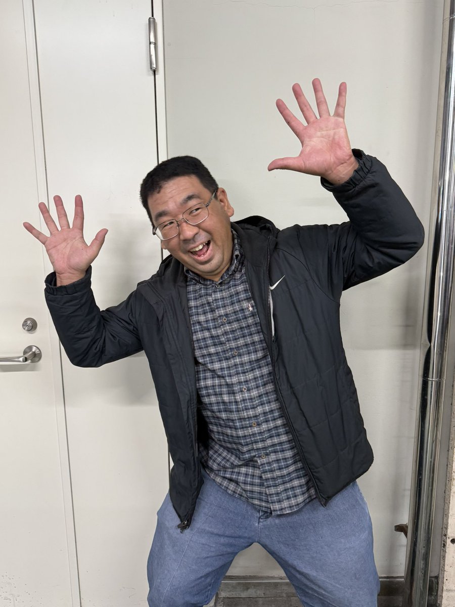 gkdn_tnpr's tweet photo. 本日は座員、能勢雄太の誕生日。

劇団てんぷらでは、真面目にひたむきにお芝居や作業をする人。

最近は劇団を裏からサポートをしてくれている。

カメラを向けると笑顔でポーズをとってくれるお茶目なおじたん。

お誕生日おめでとうございます！
素敵な一年になりますように！

#てんぷら座員誕生 https://t.co/JWyYSUZiJB