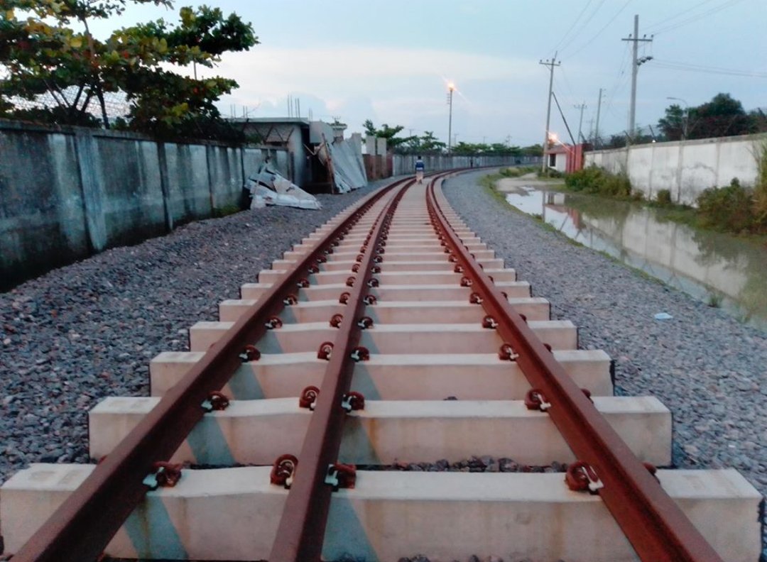 क्या आप जानते हैं? 🇧🇩
बांग्लादेश में कई जगह ट्रेनें 3 पटरियों वाले ट्रैक पर चलती हैं! 😮

ये Dual Gauge Track होता है, जिससे Meter Gauge और Broad Gauge — दोनों तरह की ट्रेनें एक ही ट्रैक पर चल सकती हैं।
इसी टेक्नोलॉजी का इस्तेमाल Bangladesh Railway करता है।

एक ट्रैक, दो तरह की