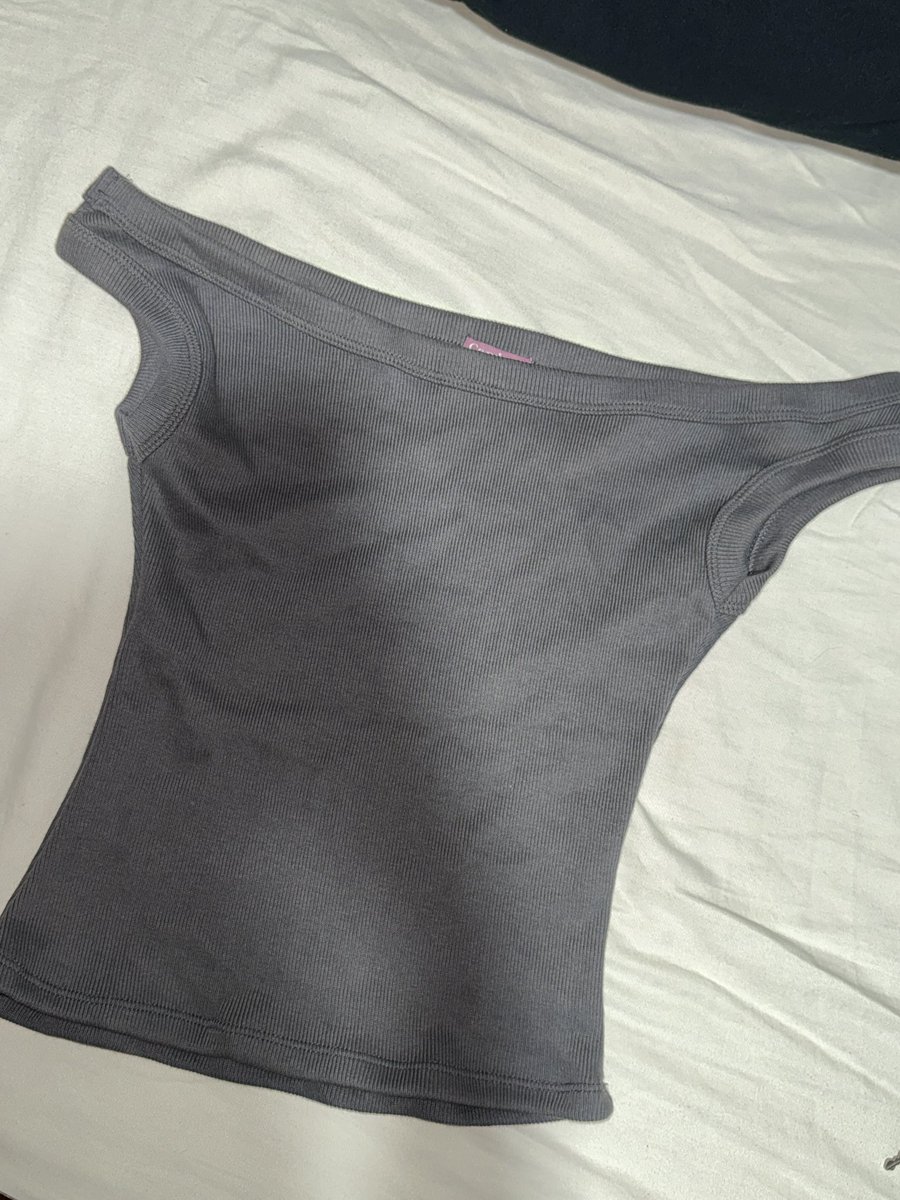 eunicxl's tweet photo. cotton knitted asymmetrical neck top

never been used
bought from tiktok shop

size: small
bust: 34 inches 
waist: 26-27

₱100🌸 https://t.co/DOjZdvQ60r