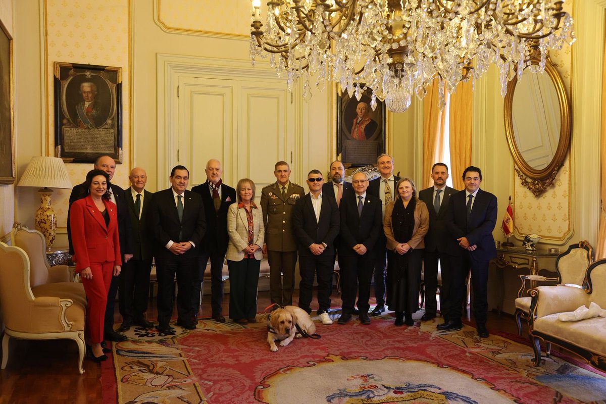 DavidCasinos's tweet image. Orgulloso de continuar mi labor como #Embajador del Ejército de Tierra desde 2020. 

Un placer reencontrarme con grandes compañeros en nuestra reunión anual para seguir estrechando lazos entre la sociedad y nuestras Fuerzas Armadas.

​ #EjercitoDeTierra #España #Compromiso.