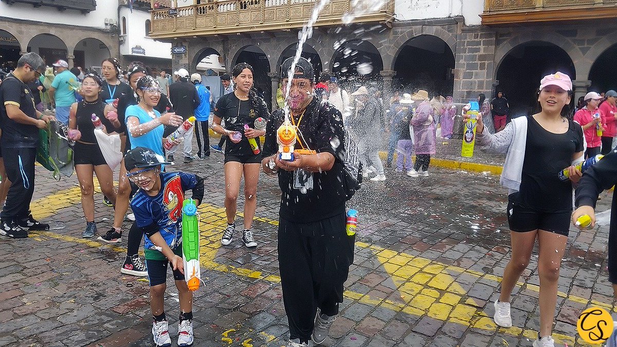 CRÓNICAS DE CARNAVAL. Compartimos con ustedes los momentos de alegre locura que vivió el centro del Cusco con los juegos de agua carnavaleros el domingo pasado, 15 de febrero.
cuscosocial.com/nota.php?id_no…

#Cusco #Peru #fiesta #Carnaval #domingo #juego
