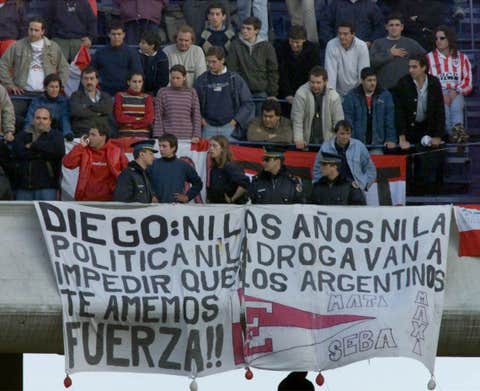 🔙🇦🇷 "DIEGO: NI LOS AÑOS, NI LA POLÍTICA, NI LA DROGA, VAN A IMPEDIR QUE LOS ARGENTINOS TE AMEMOS, FUERZA!" 

Vieja bandera de la gente de Estudiantes en apoyo a Diego Maradona.