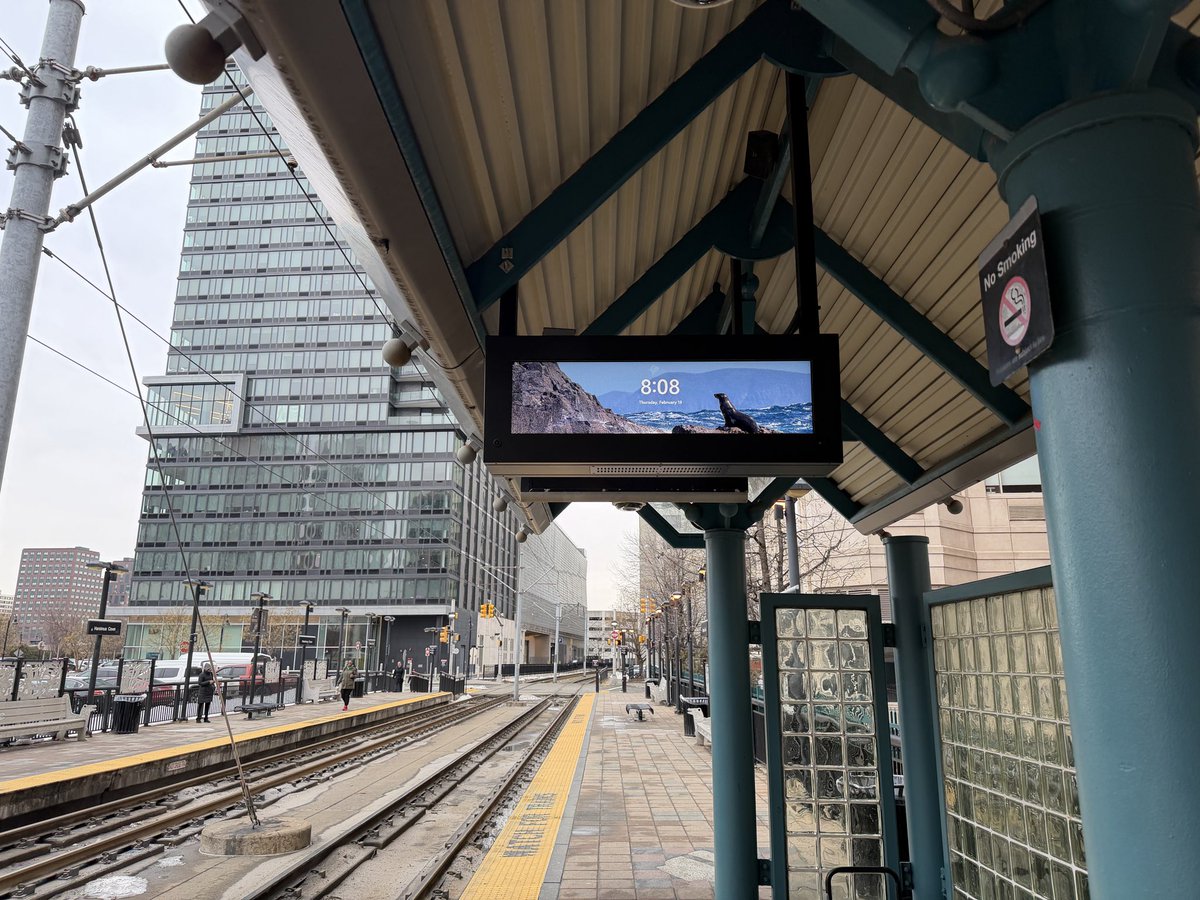 theLevryathan's tweet photo. @NJTRANSIT_HBLR 

Still showing a screensaver. Just jiggle the mouse! https://t.co/wfTS65PLVz